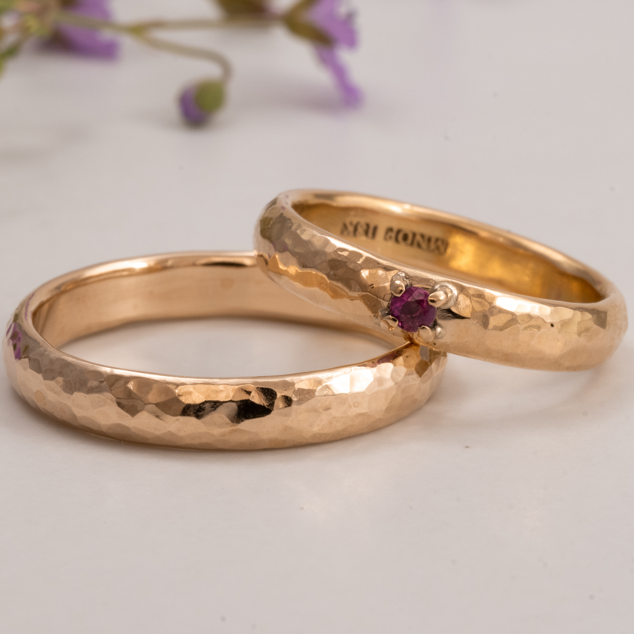 18K Bred Ring med Rubin Återvunnet Guld Förlovningsring