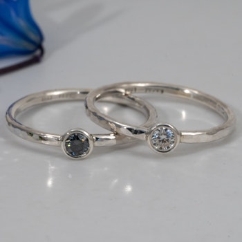 Greta - Moissanite 3mm Förlovningsring Återvunnet Silver