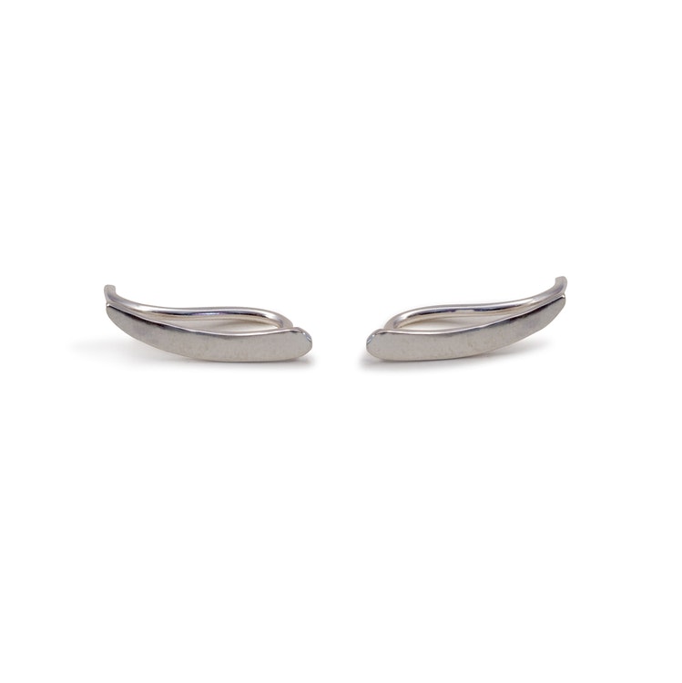 Handgjorda örhängen Ear crawler i återvunnet silver.