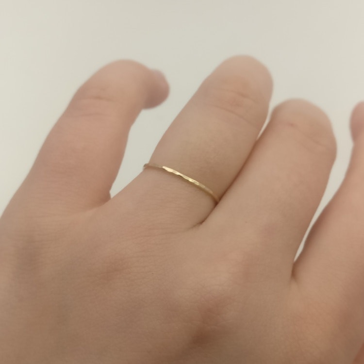 18k Extra Tunn Ring 0,9 mm i Återvunnet Guld - MNOP Jewelry - Handgjorda  Smycken i Återvunnet Silver och Guld