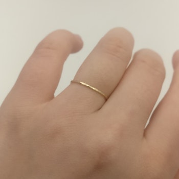 18k Extra Tunn Ring 0,9 mm i Återvunnet Guld