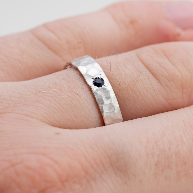 Silverring förlovning man. Svart safir. Återvunnet silver.