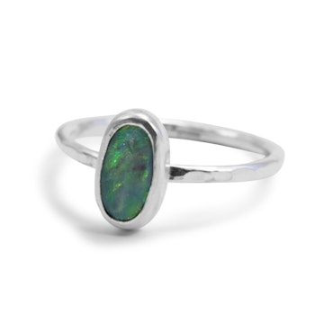 Ring i silver med återvunnen blå opal