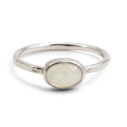 Ring vit i silver med liggande återvunnen opal