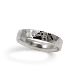 Billie hamrad ring med diamant i Återvunnet Silver