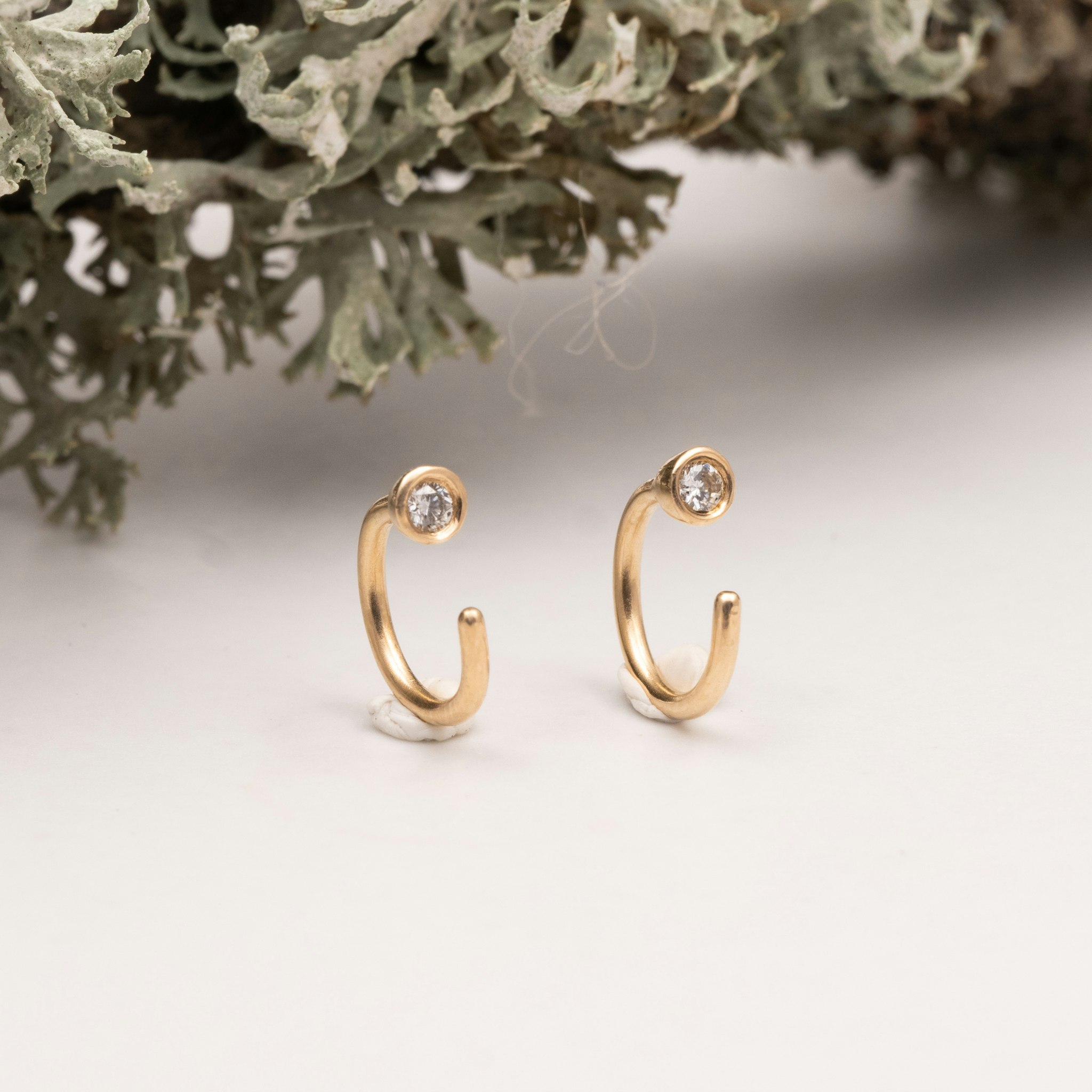 18K Mini Huggies med Diamanter Återvunnet Guld Örhängen - MNOP Jewelry -  Handgjorda Smycken i Återvunnet Silver och Guld