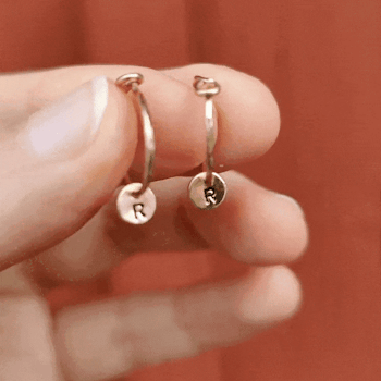 18k Svala Mini Hoops med Initialer Återvunnet Guld