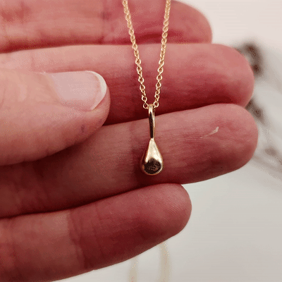 18K Droppe Berlock - Halsband i Återvunnet Guld - MNOP Jewelry - Handgjorda  Smycken i Återvunnet Silver och Guld