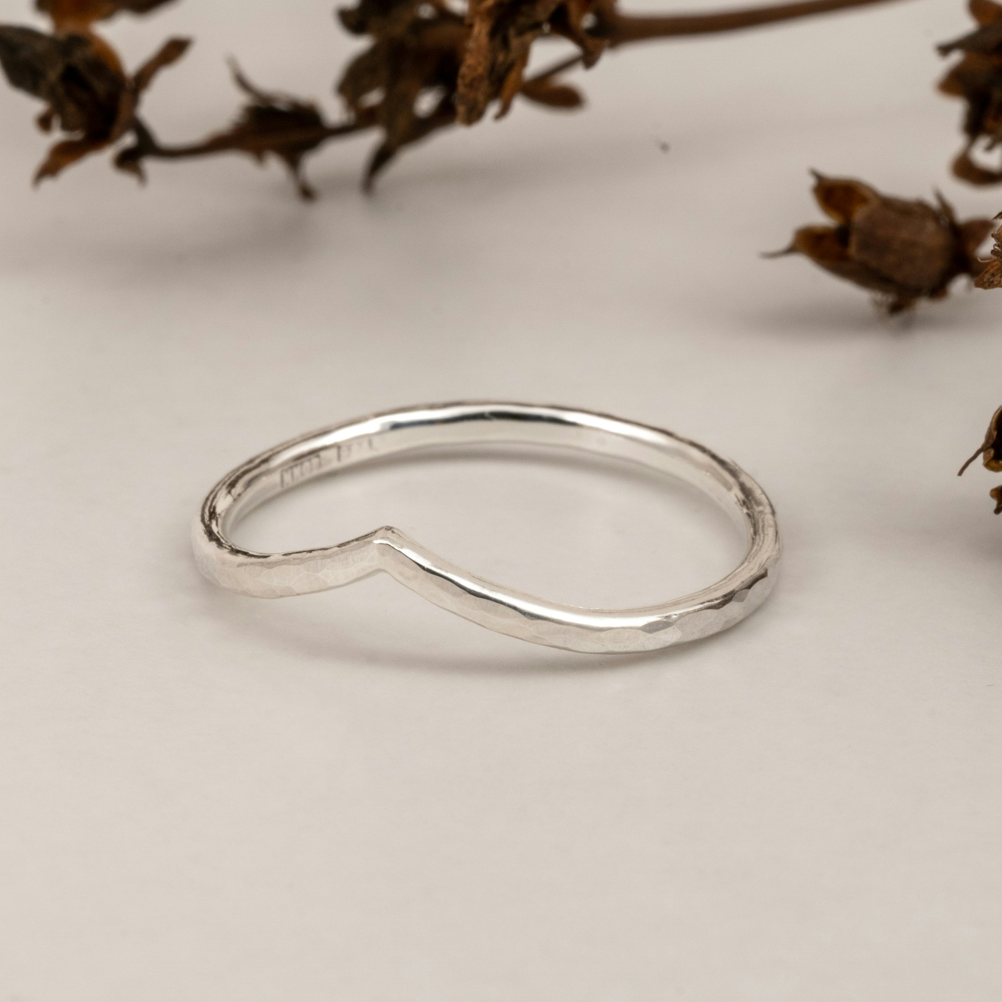 V Ring Hamrad 1,5 mm Återvunnet Silver Chevron