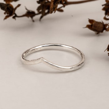 V Ring Hamrad 1,5 mm Återvunnet Silver Chevron