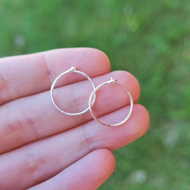 Mini Hoops 15 mm i Återvunnet Silver