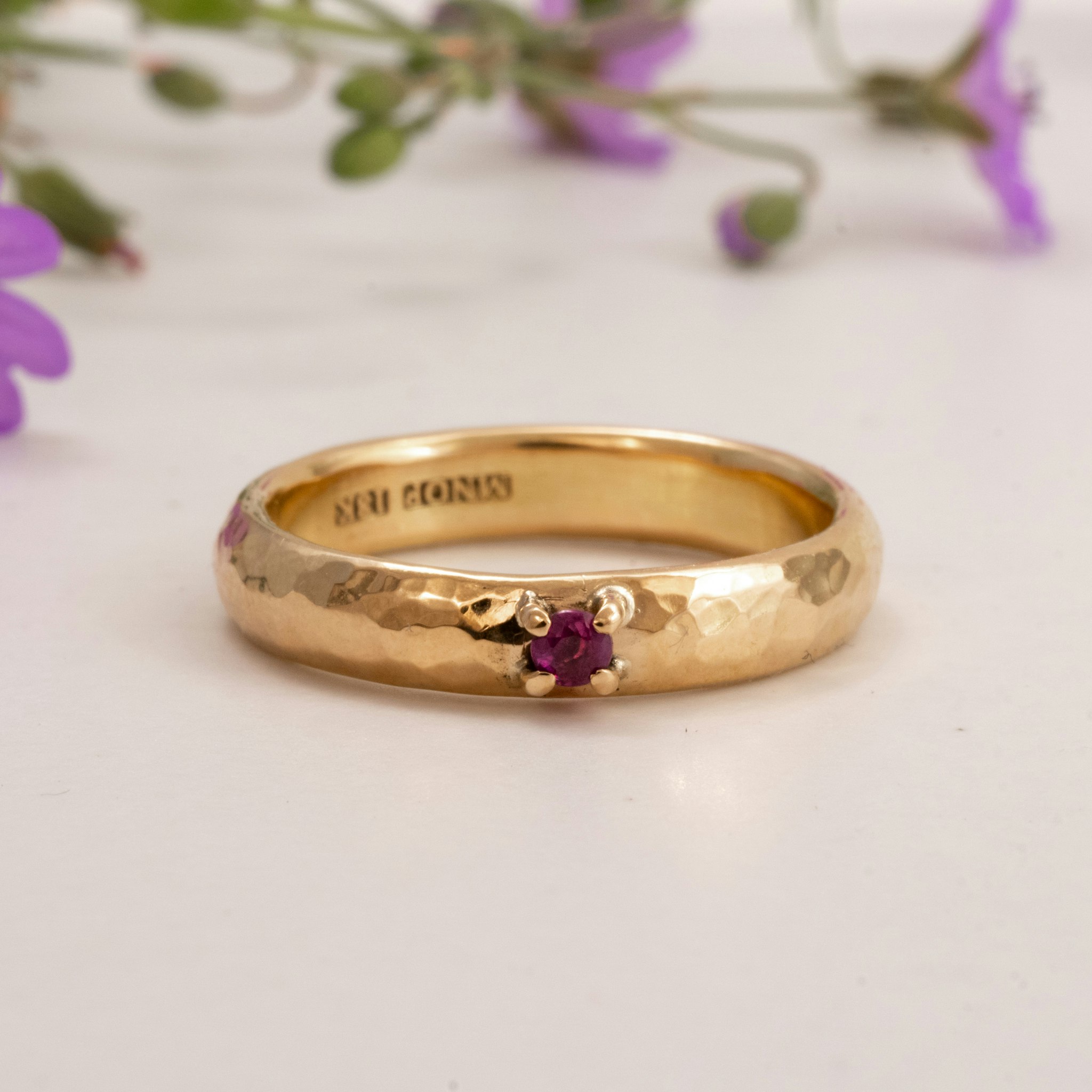 18K Bred Ring med Rubin Återvunnet Guld Förlovningsring - MNOP Jewelry -  Handgjorda Smycken i Återvunnet Silver och Guld
