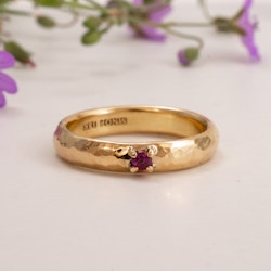 18K Bred Ring med Rubin Återvunnet Guld Förlovningsring