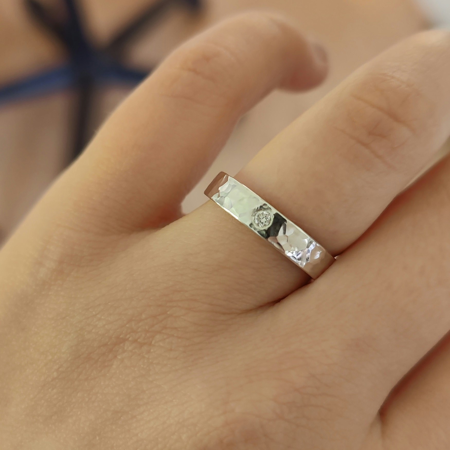 Billie hamrad ring med diamant i Återvunnet Silver - MNOP Jewelry -  Handgjorda Smycken i Återvunnet Silver och Guld