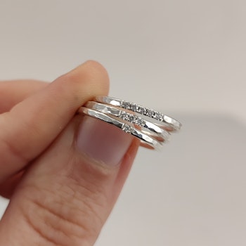 Lilly Ring med Återvunnen Diamant Silver Alliansring