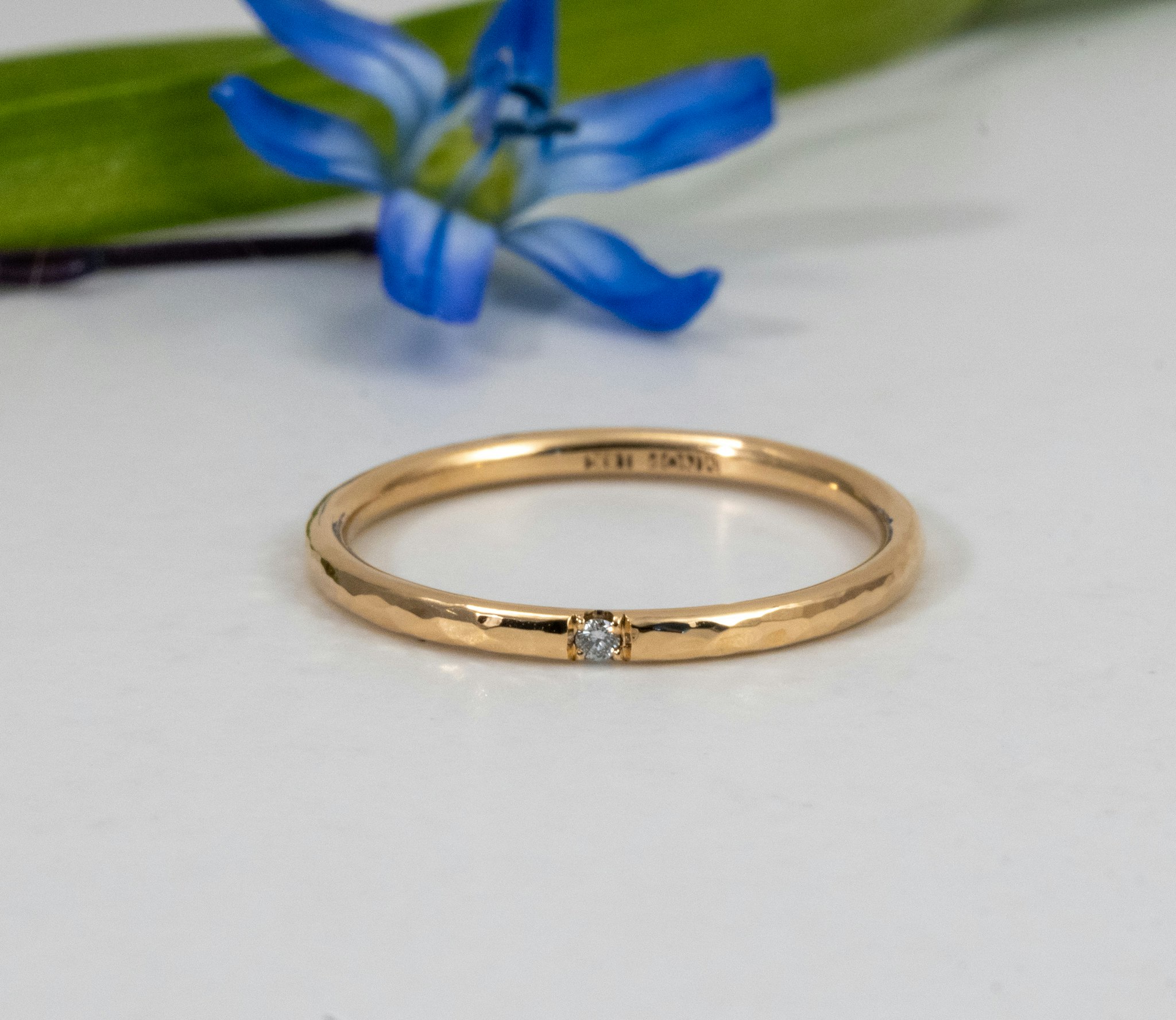 R18K Lilly Ring med Återvunnen Diamant Guld Alliansring