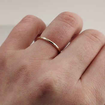R18K Ring 1,5 mm hamrad i Återvunnet Guld