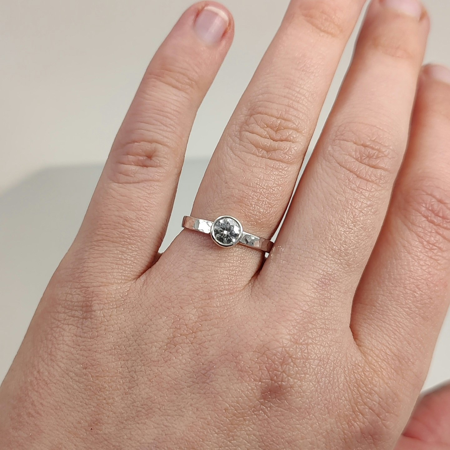 Greta - Moissanite 0,5 ct Förlovningsring Återvunnet Silver