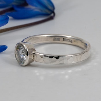 Greta - Moissanite 0,5 ct Förlovningsring Återvunnet Silver