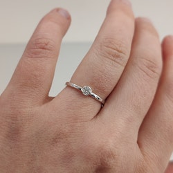 Greta - Moissanite 3mm Förlovningsring Återvunnet Silver