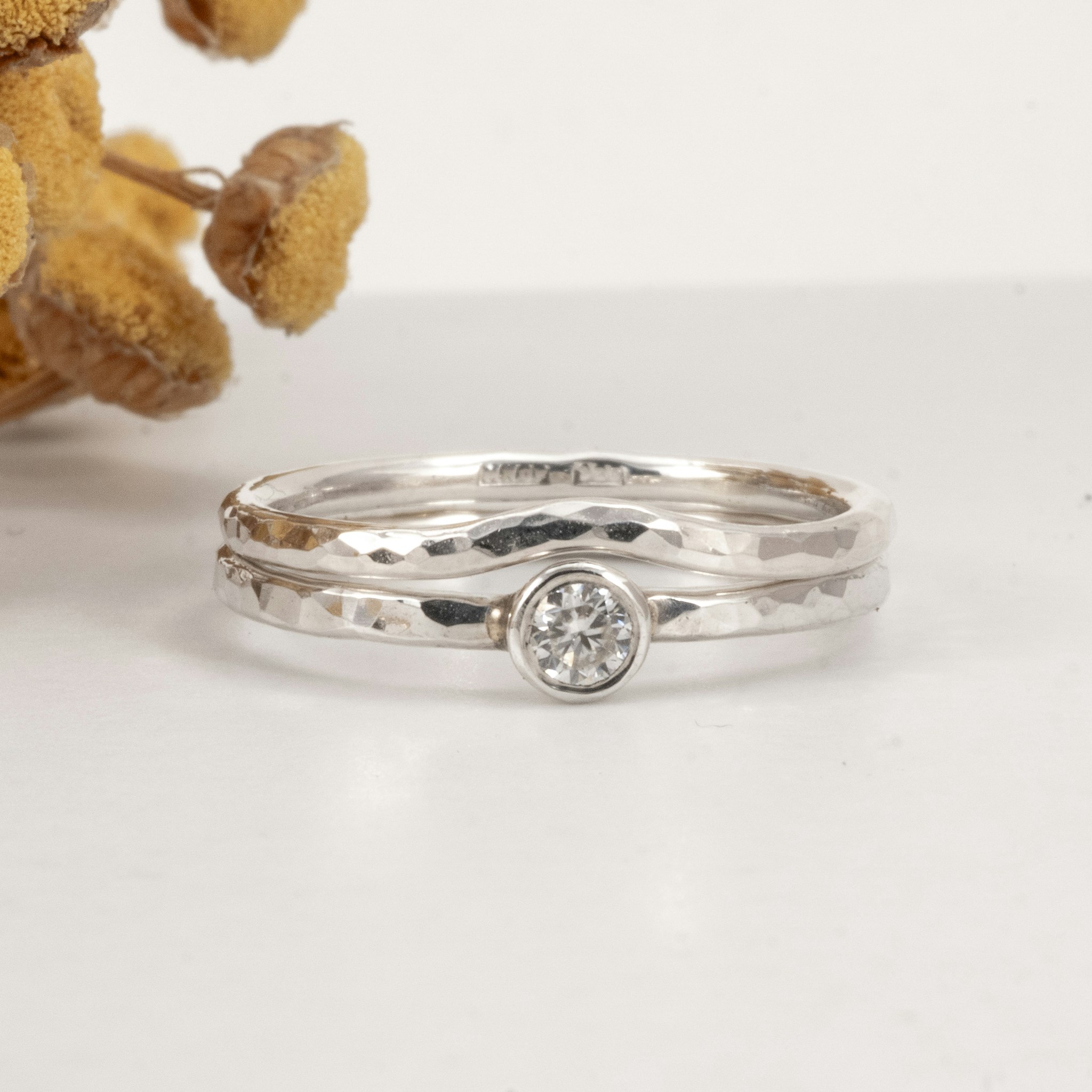 Formad vigselring 1,5 mm hamrad i Återvunnet Sterling Silver