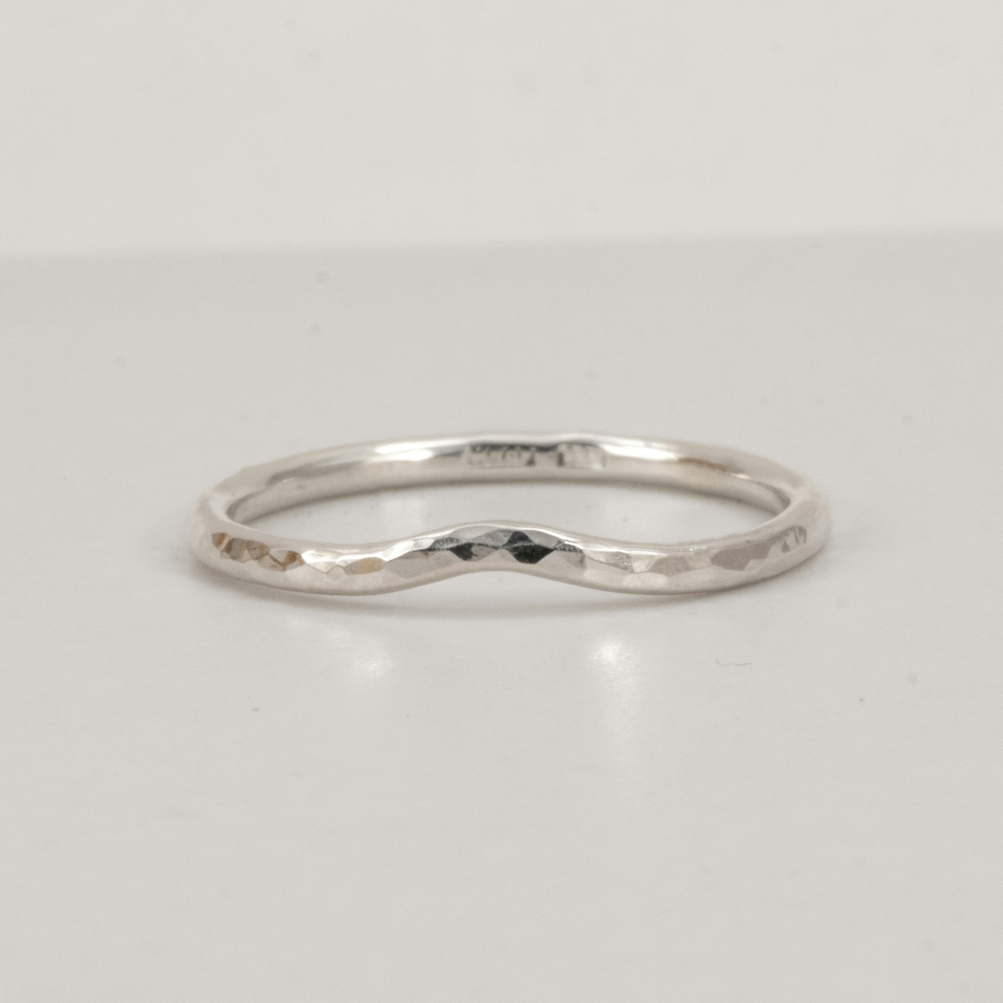 Formad vigselring 1,5 mm hamrad i Återvunnet Sterling Silver