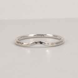 Formad vigselring 1,5 mm hamrad i Återvunnet Sterling Silver