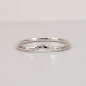 Formad vigselring 1,5 mm hamrad i Återvunnet Sterling Silver