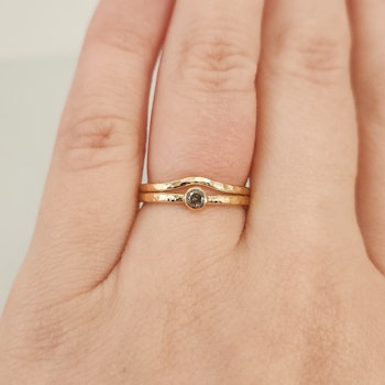 18K Formad Vigselring 1,5 mm hamrad i Återvunnet Guld