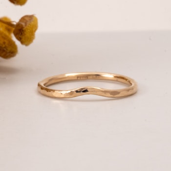 18K Formad Vigselring 1,5 mm hamrad i Återvunnet Guld
