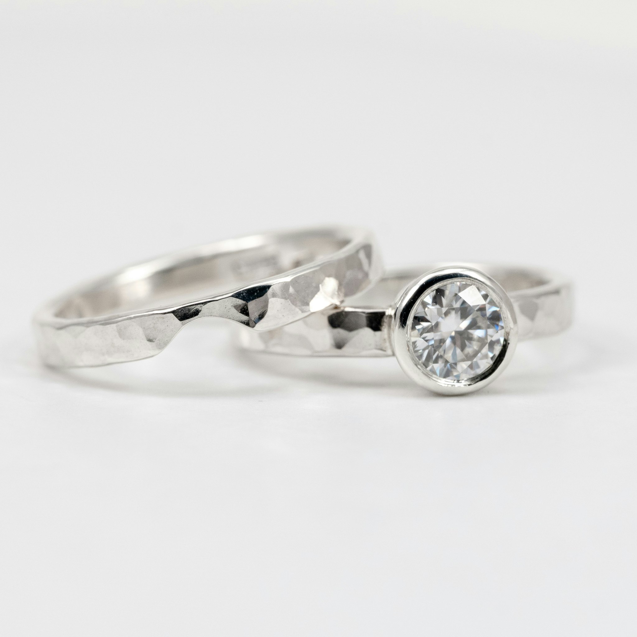 Formad vigselring 2,5 mm hamrad i Återvunnet Sterling Silver
