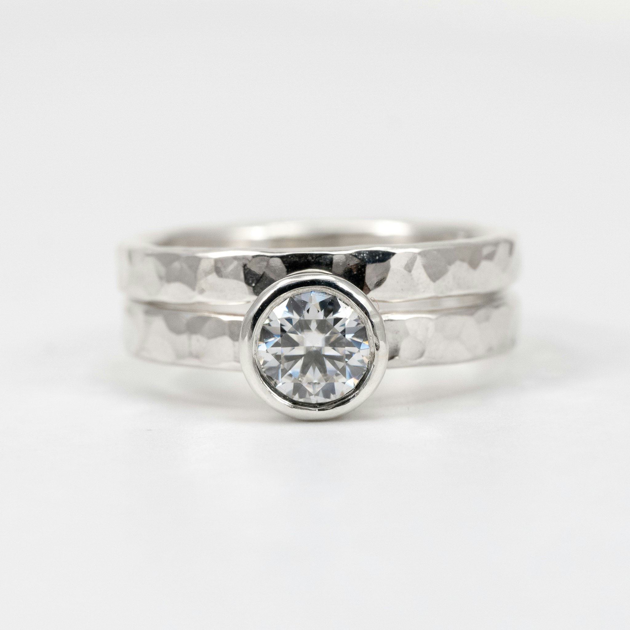 Formad vigselring 2,5 mm hamrad i Återvunnet Sterling Silver