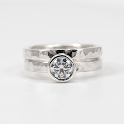 Formad vigselring 2,5 mm hamrad i Återvunnet Sterling Silver