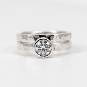 Formad vigselring 2,5 mm hamrad i Återvunnet Sterling Silver