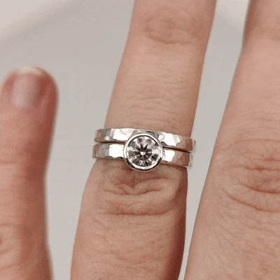 Formad vigselring 2,5 mm hamrad i Återvunnet Sterling Silver