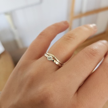 Formad vigselring 1,5 mm hamrad i Återvunnet Sterling Silver