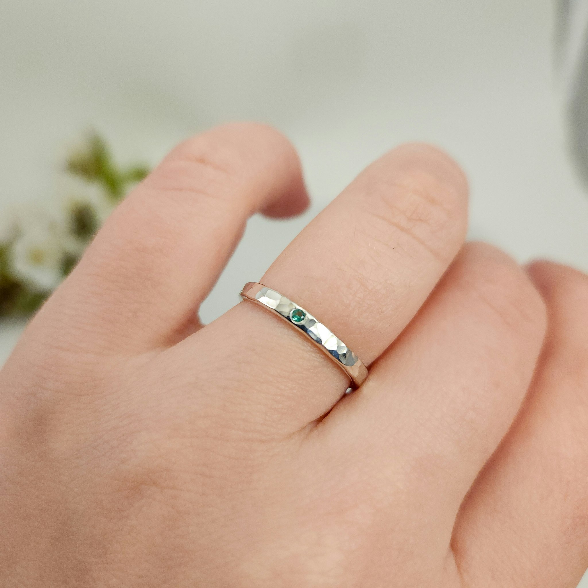 Ella Hamrad Ring med Labbodlad Smaragd Silver