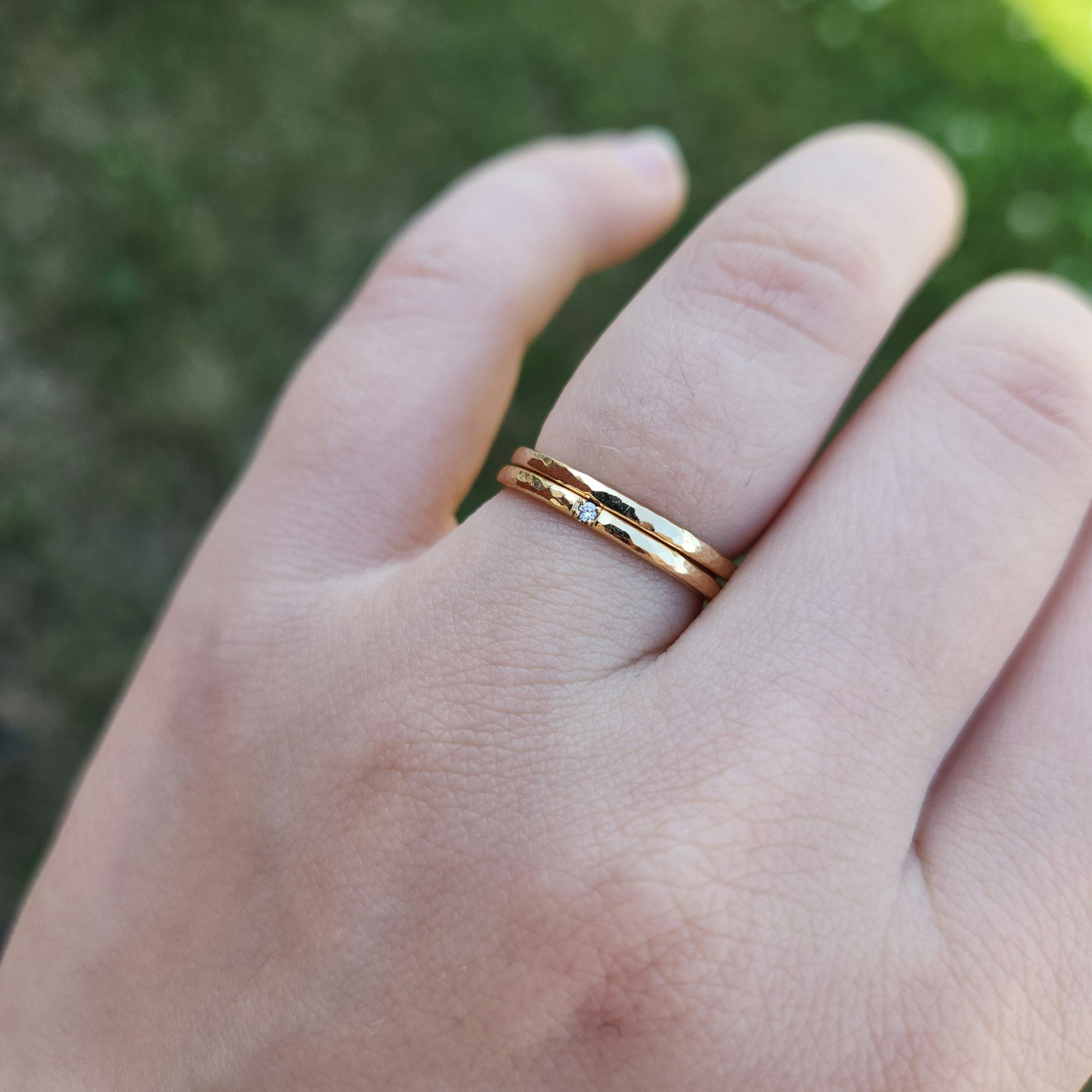 18K Ring 1,5 mm hamrad i Återvunnet Guld
