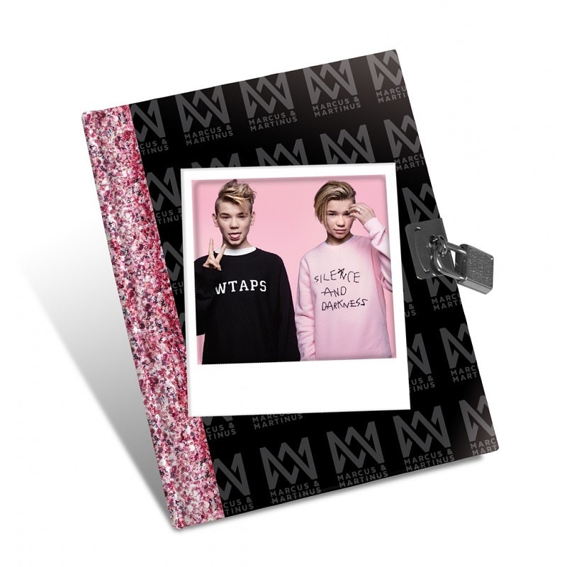 Svart/rosa dagbok med hänglås med Marcus & Martinus foto som motiv.