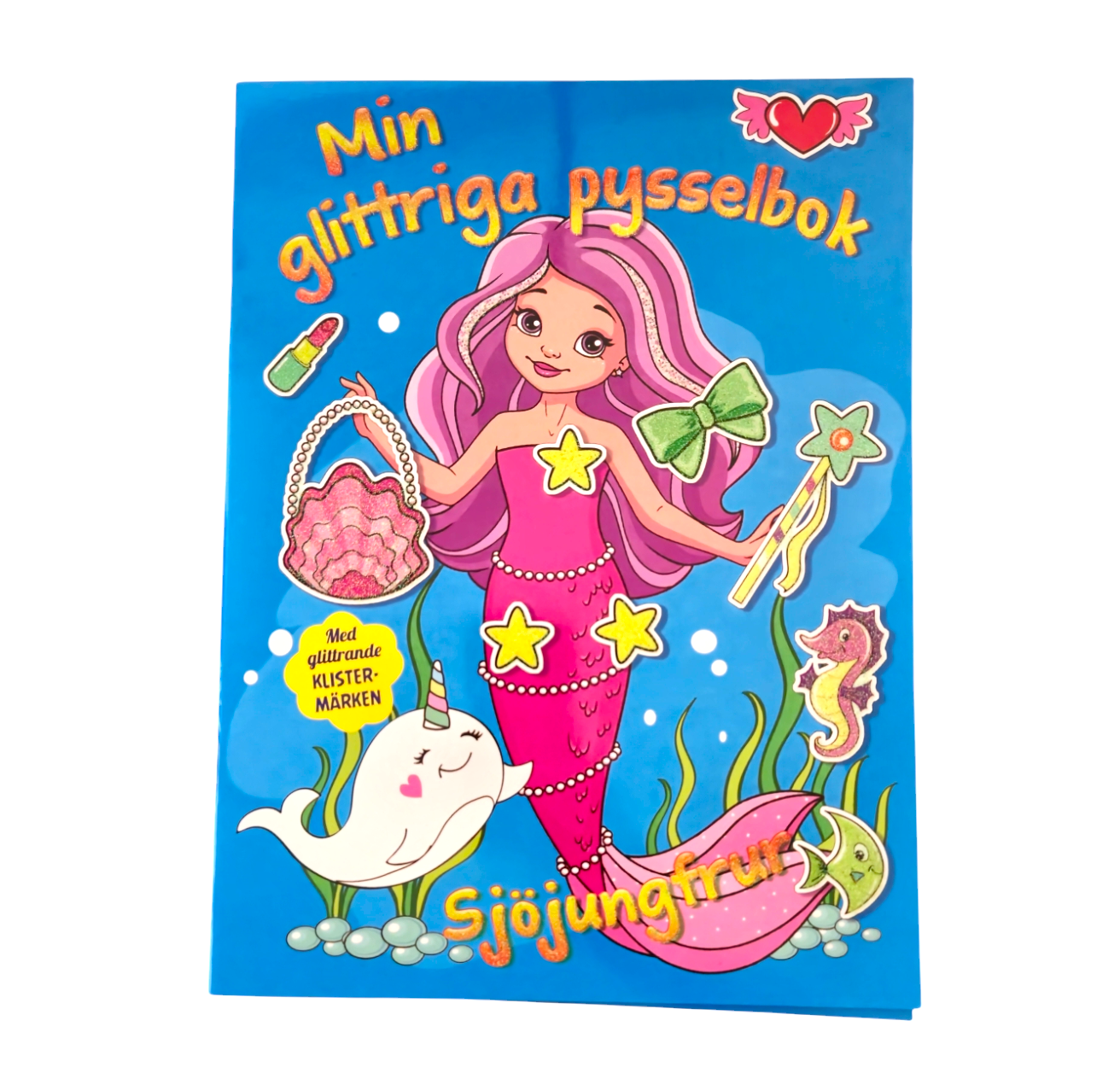 Dyk ner i en förtrollande värld av glitter och magi med Min Glittriga Pysselbok - Sjöjungfru! Denna pysselbok är inte bara en vanlig färgläggningsbok; det är en portal till en värld där fantasi och kr