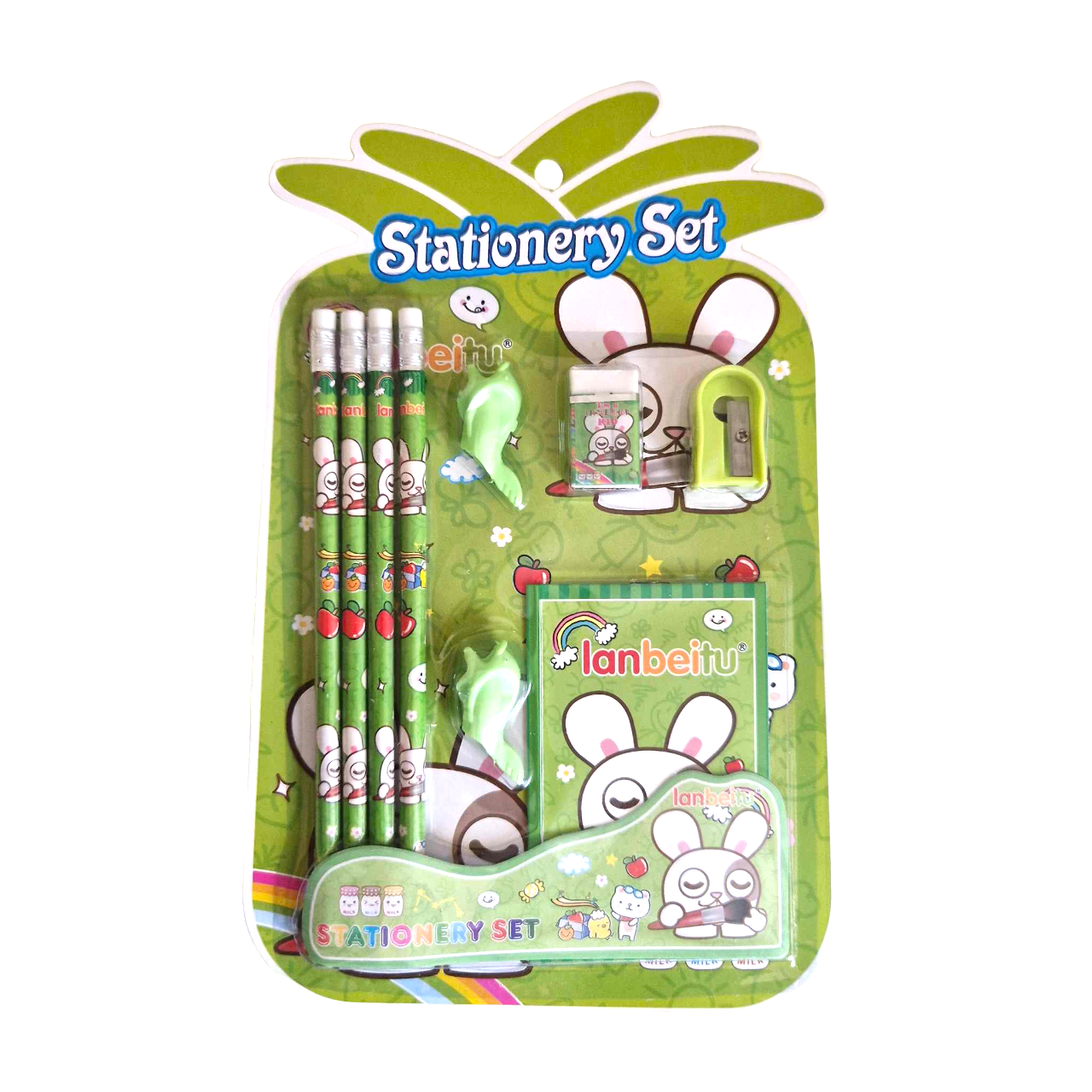 Detta söta geöna skrivset har en söt kanin som pryder innehållet. 4 blyertspennor, 1 suddgummi, 1 block och en pennvässare
