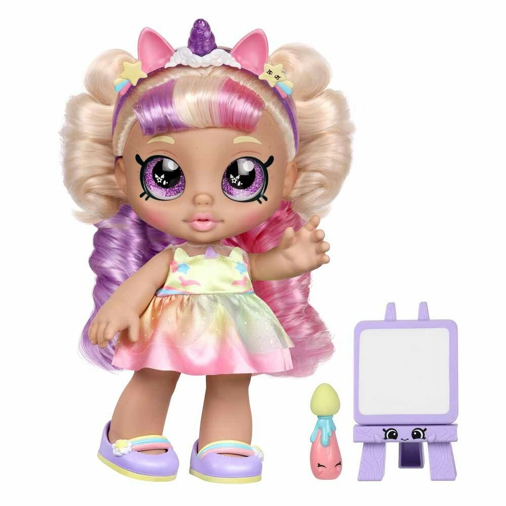 Större docka med stort regnbågsfärgat hår och en söt klänning. Kommer med stativ och en pensel