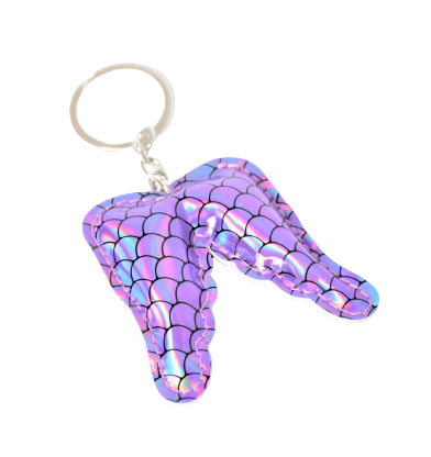 En nyckelring med en sjöjungfru fena i en skimrande lila färg.