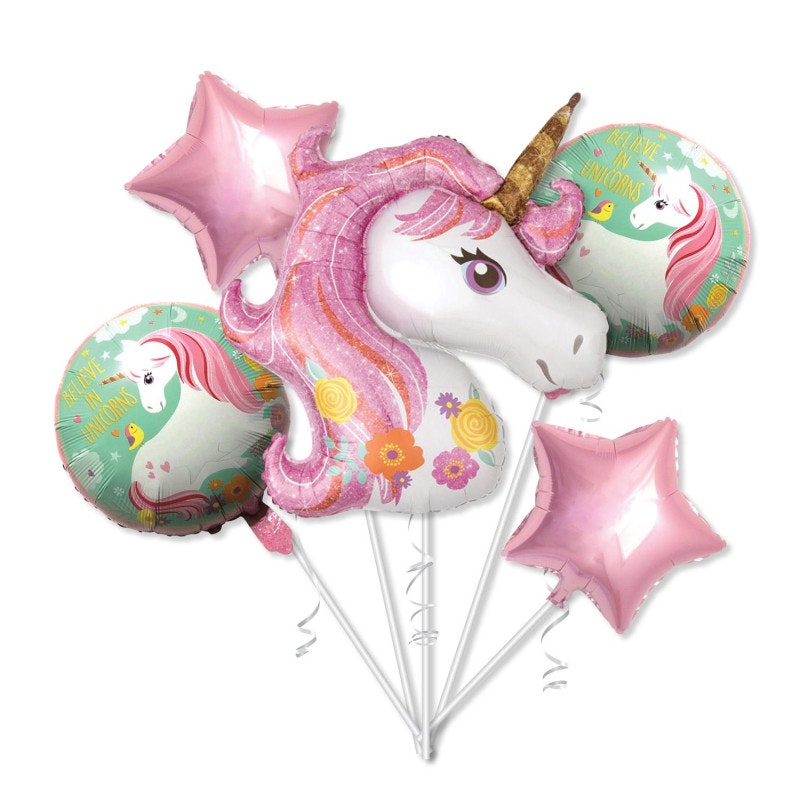 Detta folieballong kit är ett måste på alla unicornkalas! Ballongerna fylls med antingen luft eller helium (ingår ej). Häng upp ballongerna eller knyt fast i band med en tyngd.   Förpackningen innehål