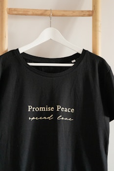 Love T-Shirt Black