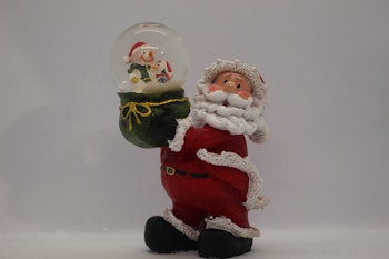 Nisse med snøkule i grønn sekk
