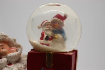 Nisse med snøkule i rød presang