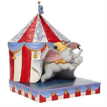 Dumbo på vei ut av teltet.
