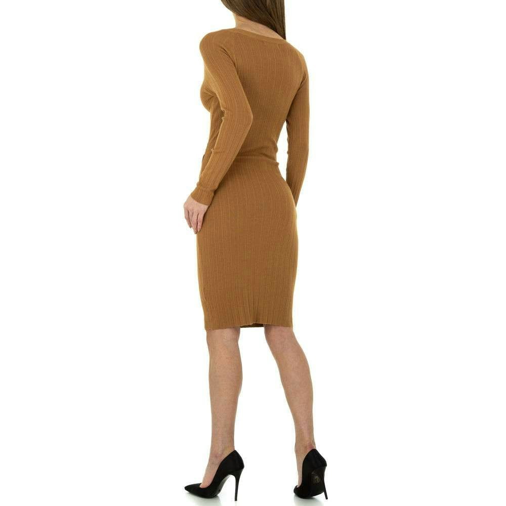 Brun Stickad Sexig Klänning med öppen byst och mage, modellen står och visar klänningens bakdel