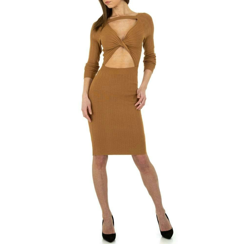 Brun Stickad Sexig Klänning med öppen byst och mage, modellen står och visar klänningens framsida med benen öppna 30 grader